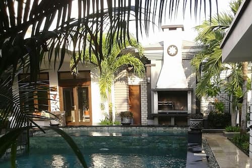 Rumah Putih Abu Abu