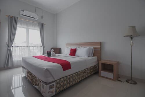 RedDoorz near Hermes Place Polonia Medan