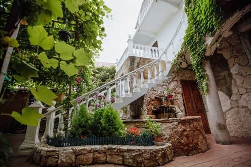Laura Guest House