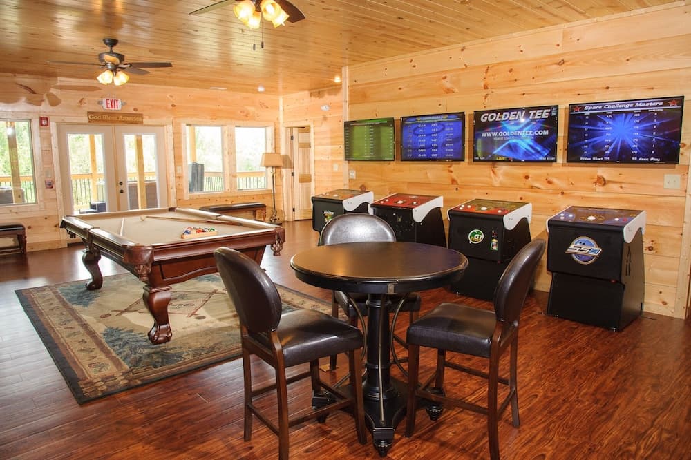 Foxwood Mansion 14 Bedroom Cabin by RedAwning