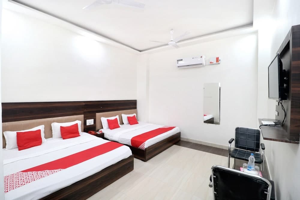 OYO 16379 Hotel LivInn Hub