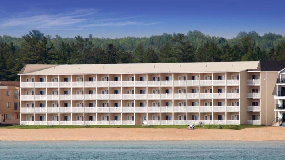 Mackinaw Beach & Bay Inn & Suites
