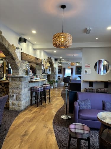 Twin Oaks Hotel