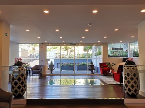 Santa Cruz Village Hotel