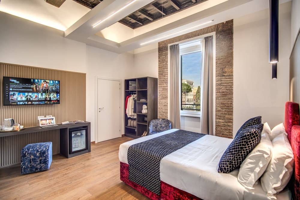 Little Queen Suite