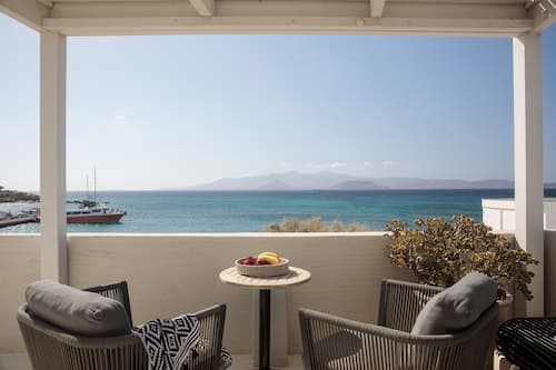 Iria Beach art hotel