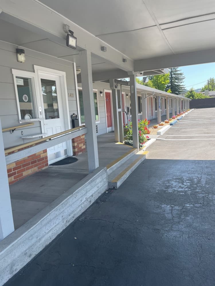 Lark Motel