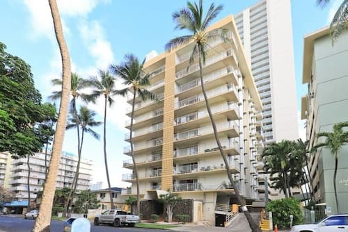 Large 2br/2ba Steps to Waikiki Beach by Domio