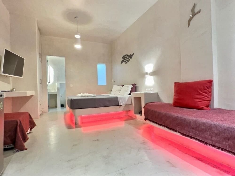 The Muse Of Santorini - Hot Tub Suites