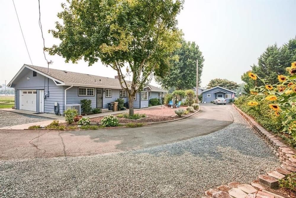 Racing Horse Ranch and Guest House with Golf
