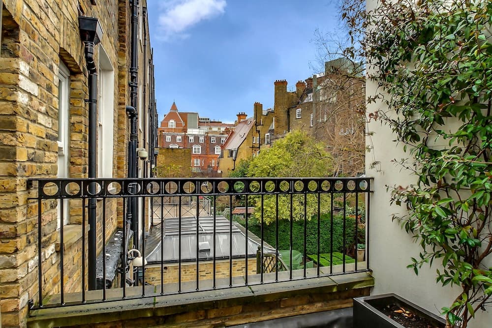 Pont Street Mews Townhouse