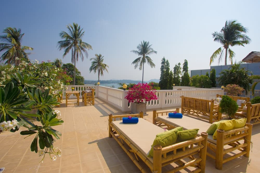 Blissful Tropical Stay at SeaLaVie Villa