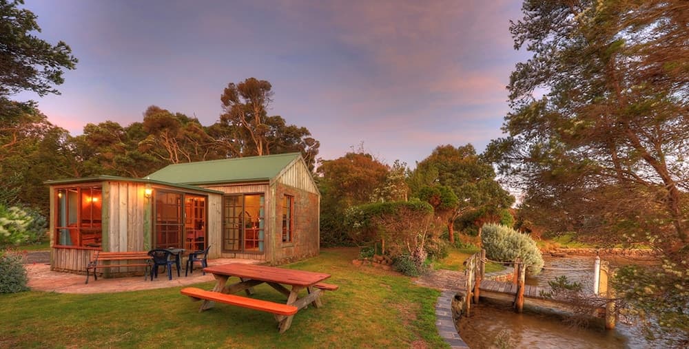 Stanley Lakeside Spa Cabins