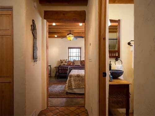 Desert Breeze - Delightful Railyard Adobe, Walk to The Plaza