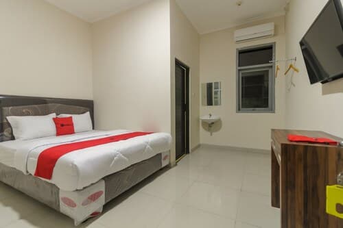 RedDoorz Plus near RS PMI Bogor