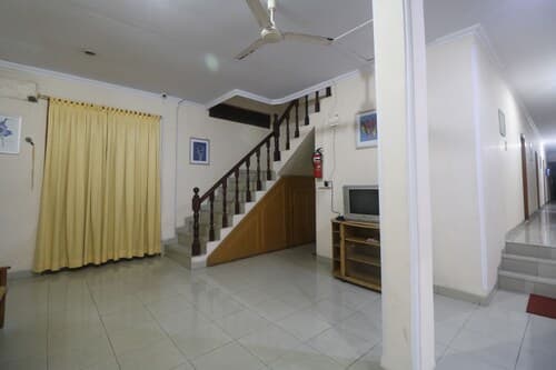 RedDoorz Plus near WTC Batanghari Mall