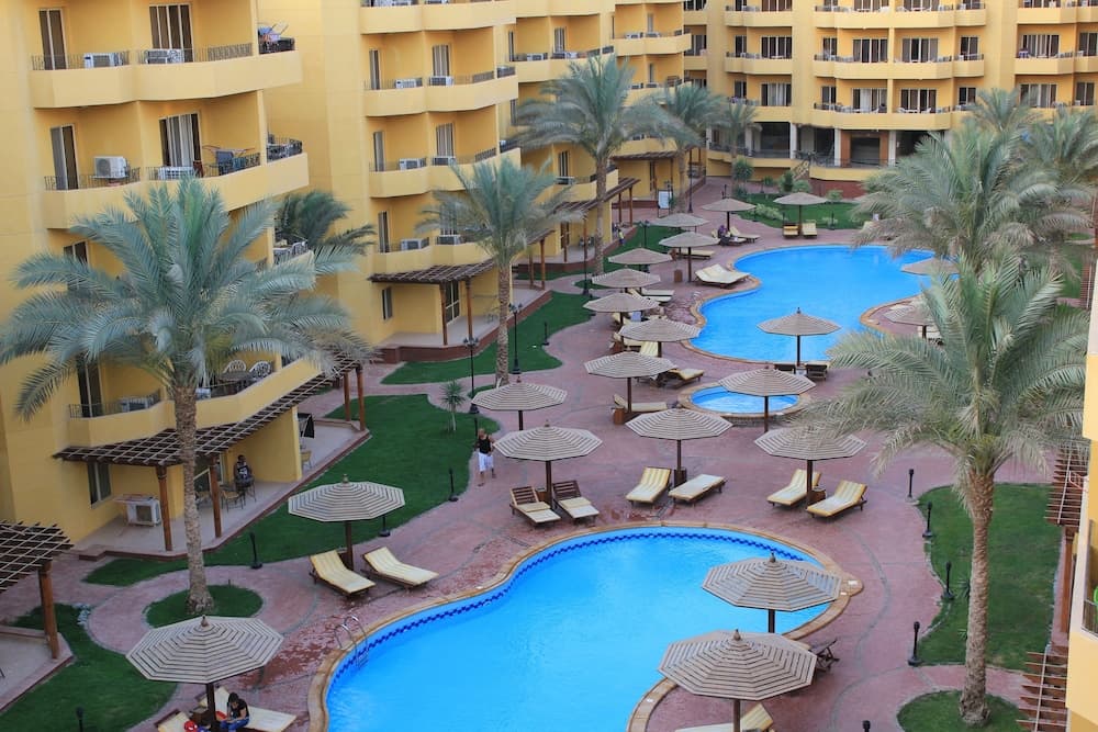 Pool View Apart At British Resort 252