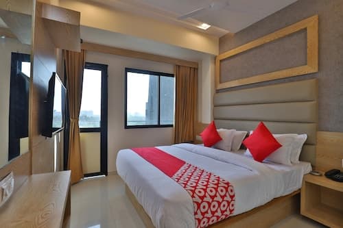 Hotel Royal King by Sky Stays