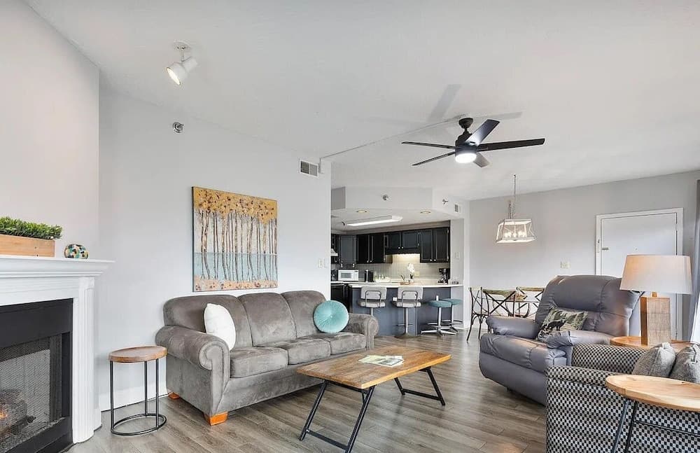 City View 611 3BD Condo with Jacuzzi Tub and Fireplace by RedAwning