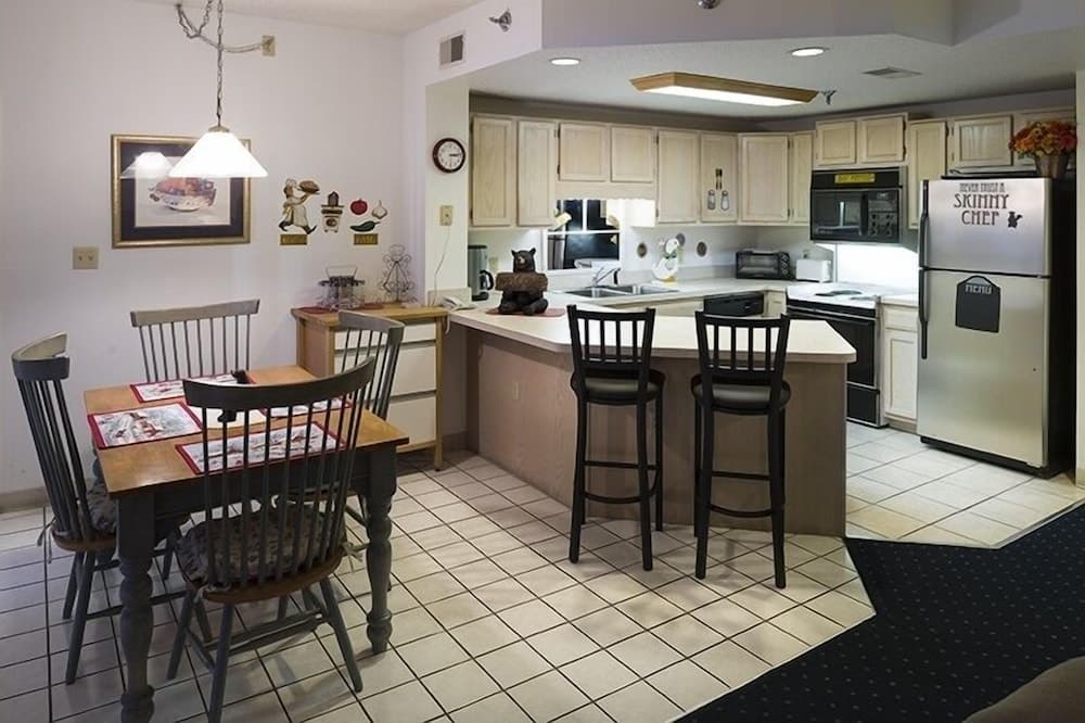 City View 410 3BD Condo with Private Balcony by RedAwning
