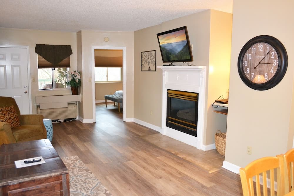 Little Pigeon River 401 2BD Condo with Jacuzzi Tub by RedAwning