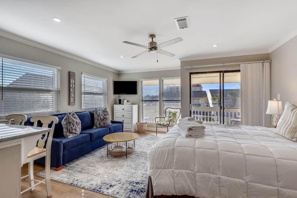 Sandpiper Cove 8208 Studio Bedroom Condo by RedAwning
