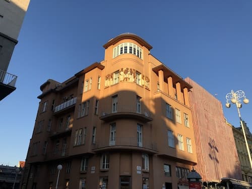 Oval Main Square Apartment