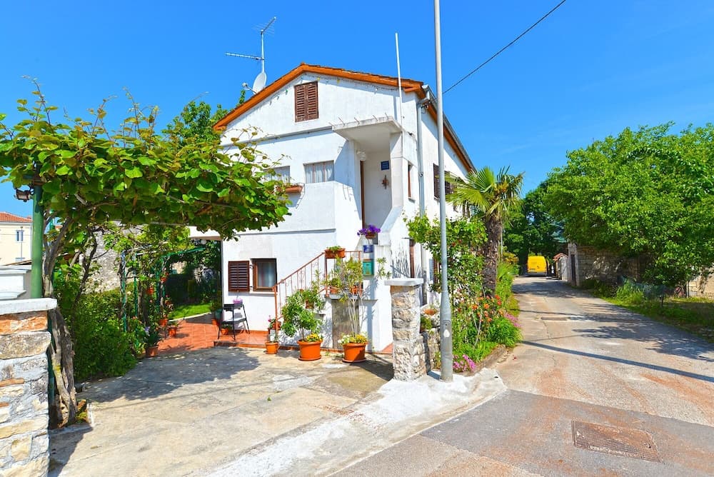 Apartment 358
