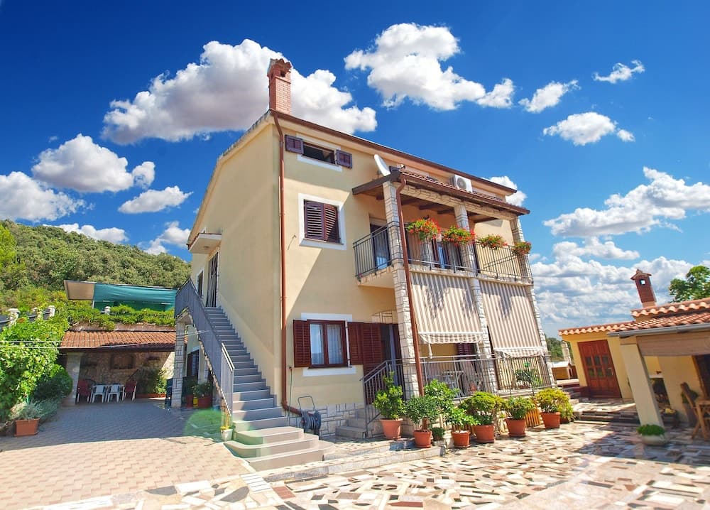 Apartment 539