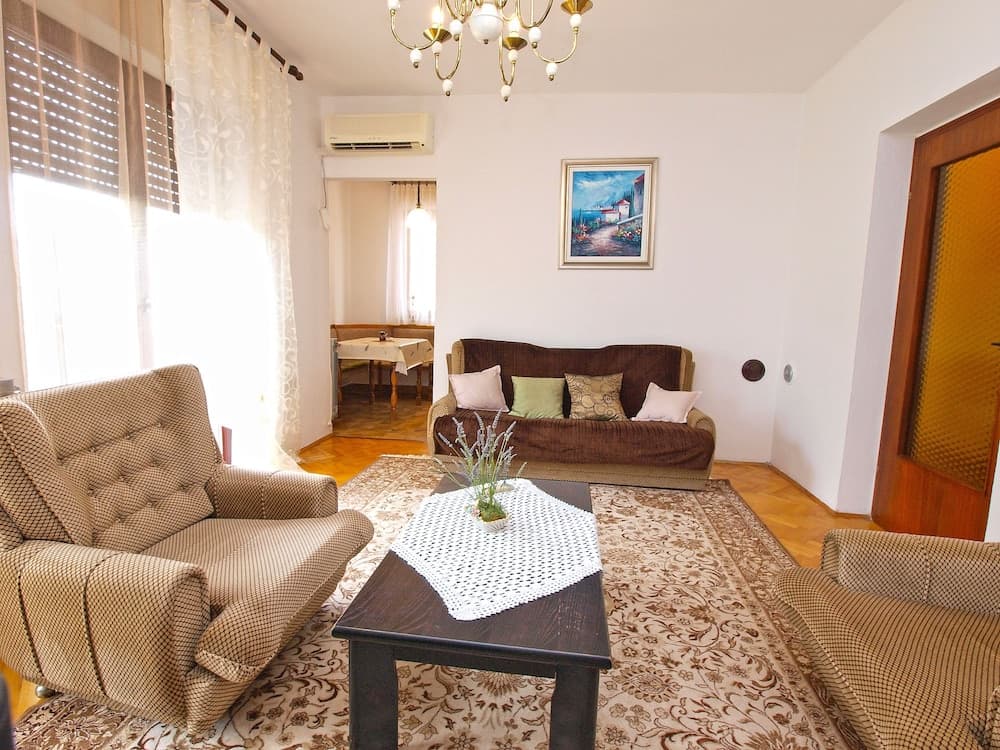 Apartment 711