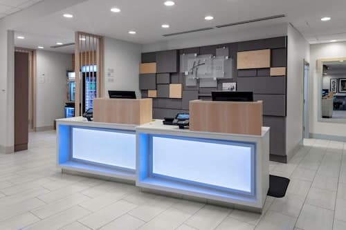 Holiday Inn Express & Suites Wilmington West - Medical Park by IHG