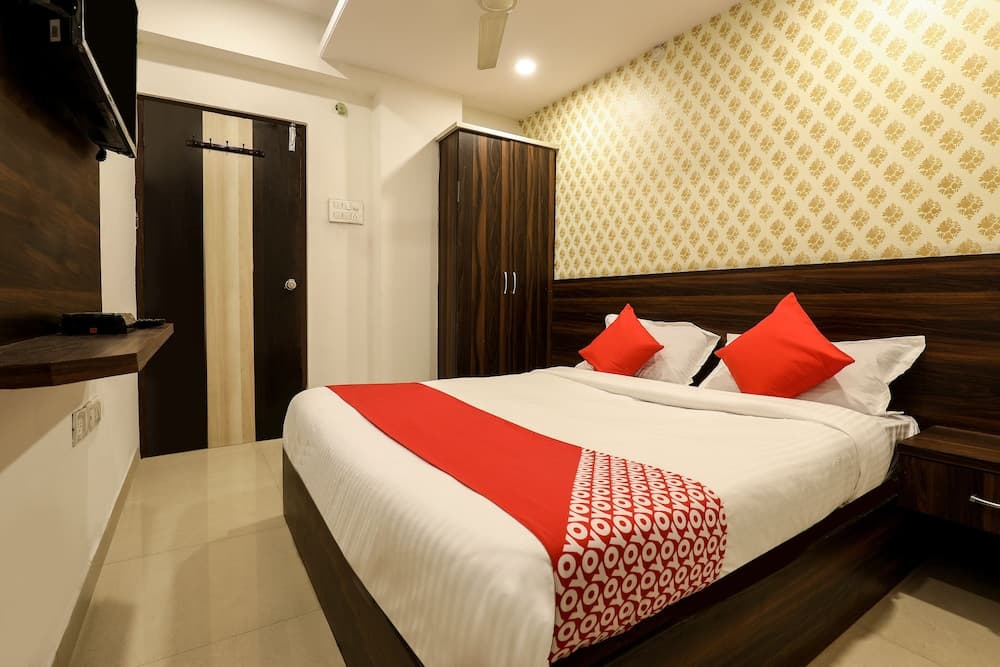 OYO 14194 Hotel Deccan Lodging and Boarding