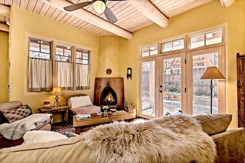 Antonia - Stylish Retreat, Blocks From Galleries and Restaurants of Canyon Rd. and The Plaza