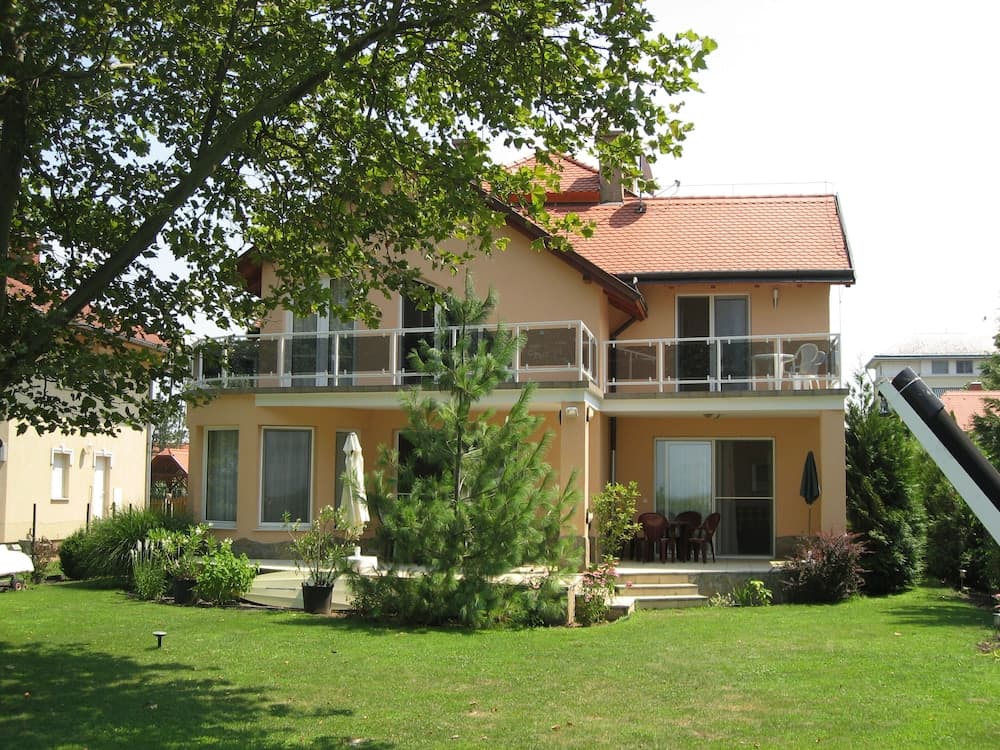 Sunshine Beach House directly at the lake