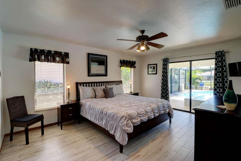 1530 SW 49th Ter