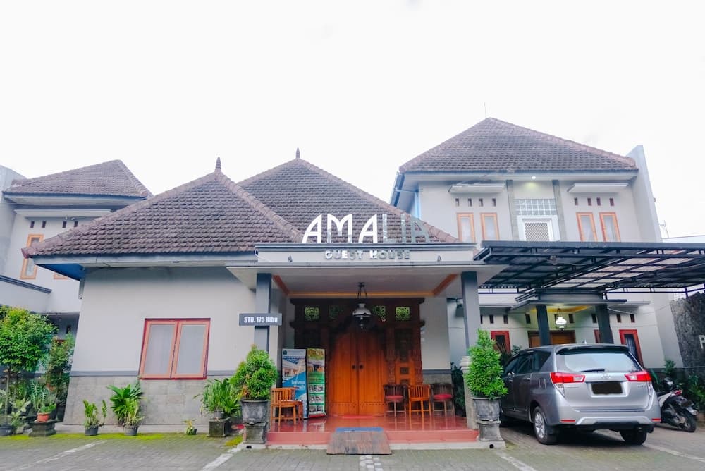 OYO 778 Guest House Amalia Malang