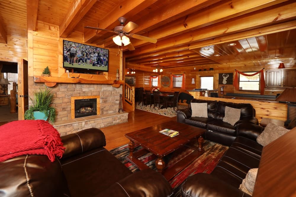 Ridgetop Theatre Lodge - Six Bedroom Cabin