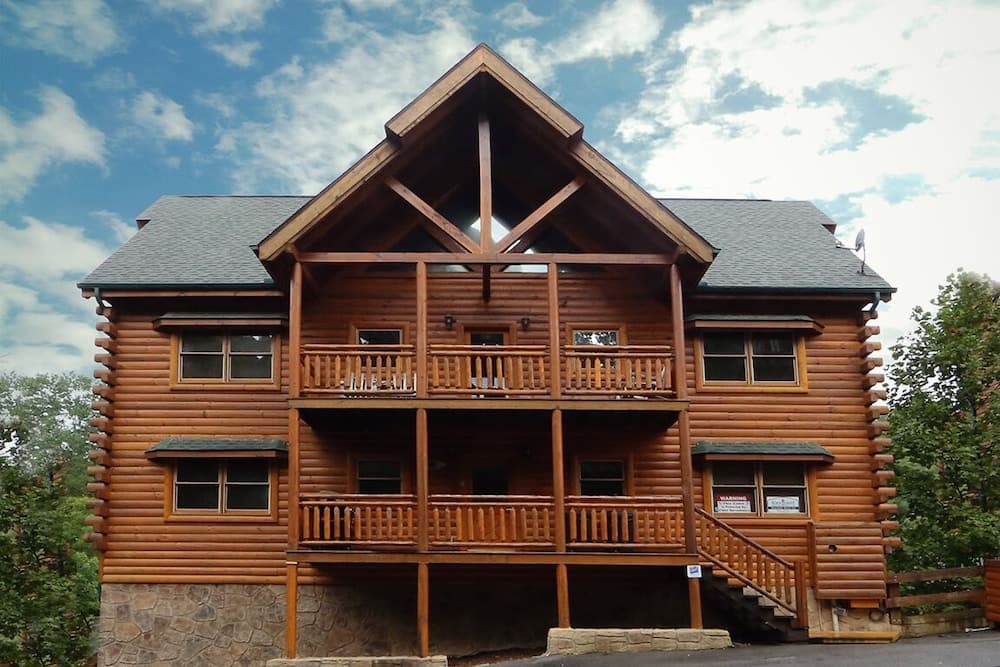 Mountain Movie Inn - Six Bedroom Cabin