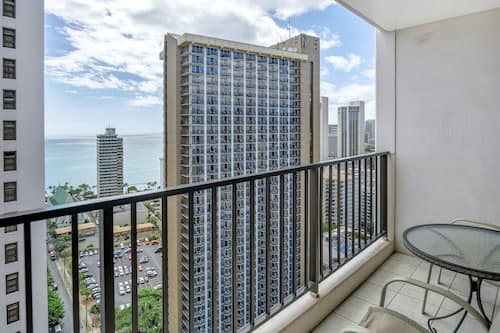 Waikiki Banyan - Ocean View Tower 2 Suite 2904