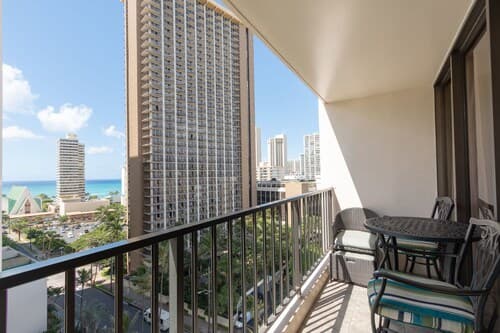 Waikiki Banyan - Partial Ocean View Tower 2 Suite 1204