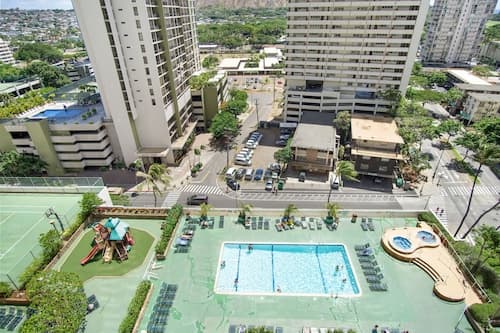 Waikiki Banyan - Pool View Tower 1 Suite 911