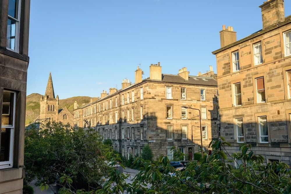 JOIVY 5 Bedroom Apt Near Meadows & George Square