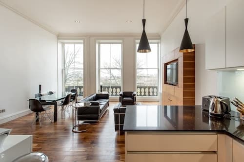 JOIVY Location, Location! North Bank Street Luxury Apt