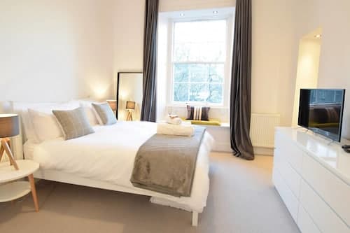 JOIVY City Centre Chic for two Next to Calton Hill
