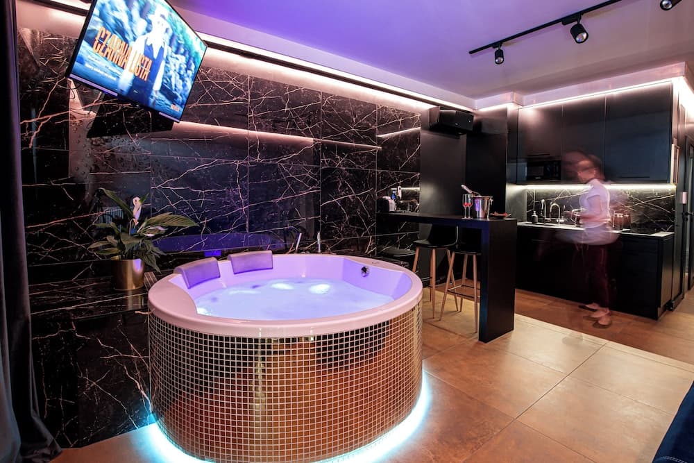 Glass House Hot Tub Apartments