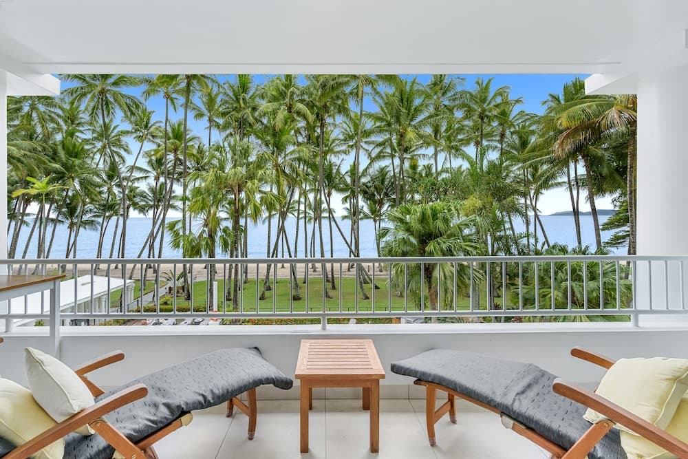 Belle Escapes - Sapphire Suite Absolute Beachfront Alamanda Resort 17