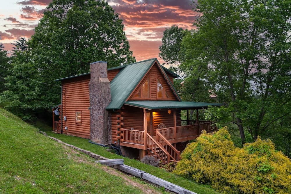 Mountain Serenity 2 Bedroom Cabin by RedAwning