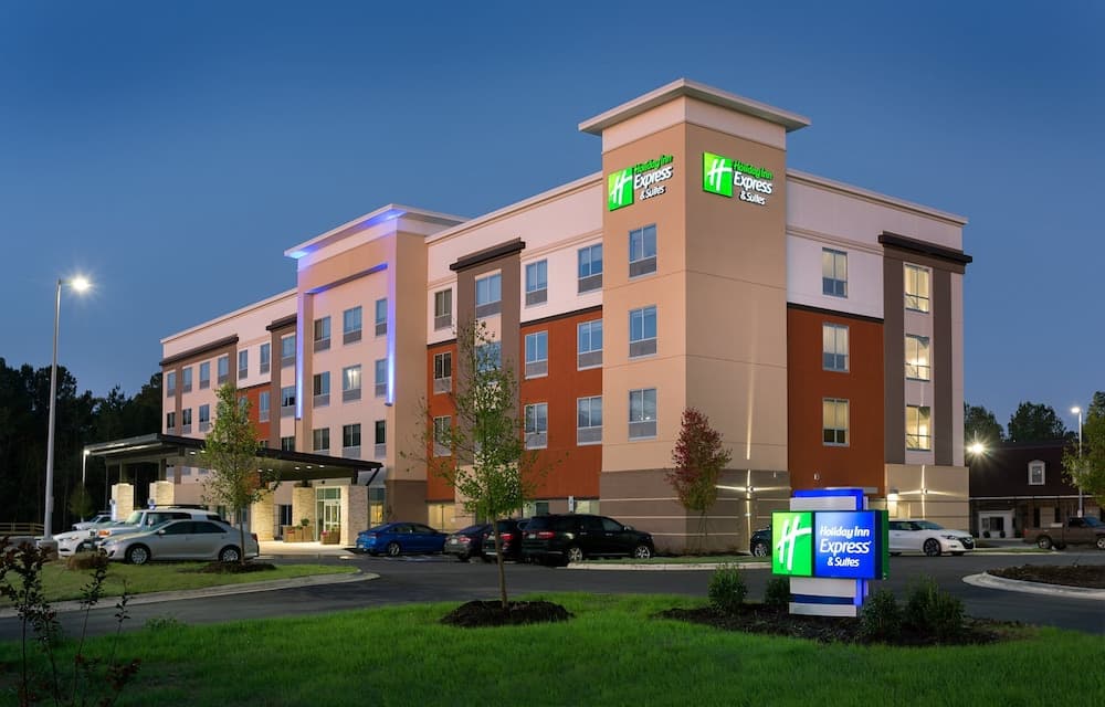 Holiday Inn Express And Suites Fayetteville South by IHG