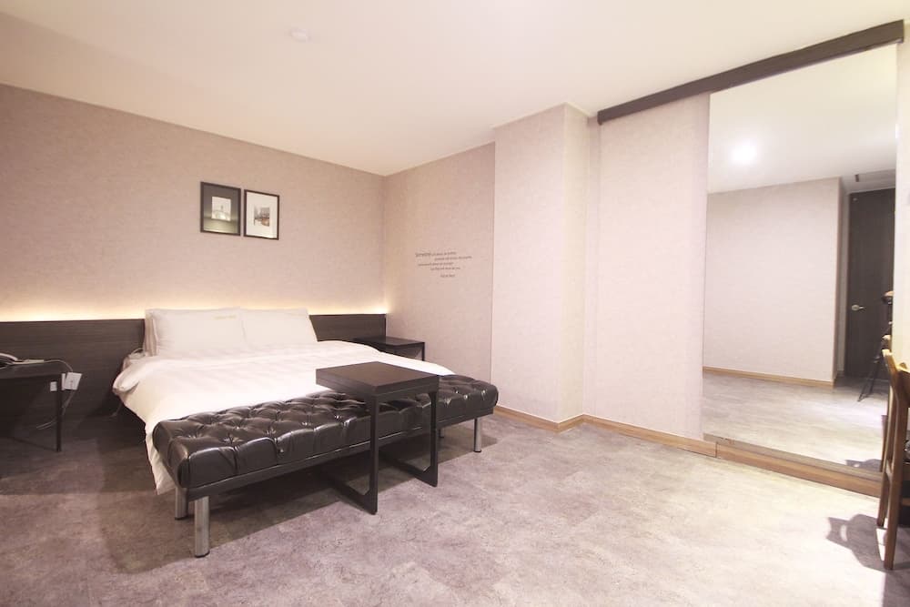 Paradise Hotel