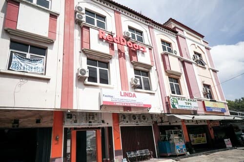 RedDoorz near Palembang Square Mall 2